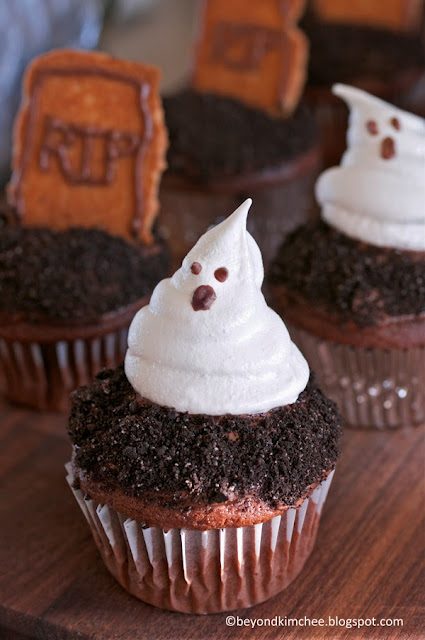 Halloween cupcakes with meringue ghost.