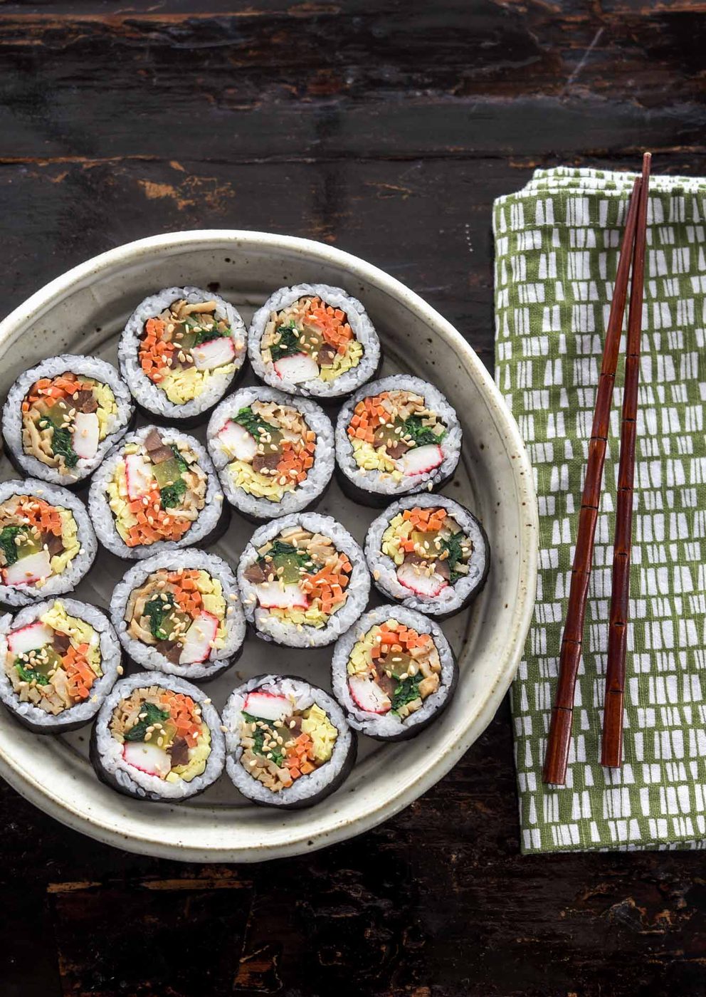 Kimbap slices are beautifully arranged in a serving dish.