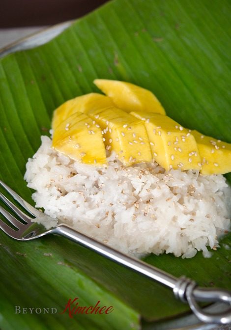 Mango sticky rice is served on a banana leaf