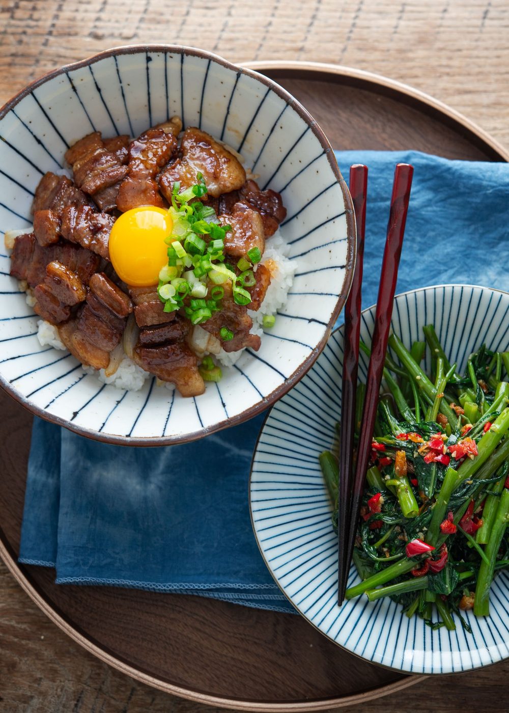 Butadon and green vegetables served together on a tray