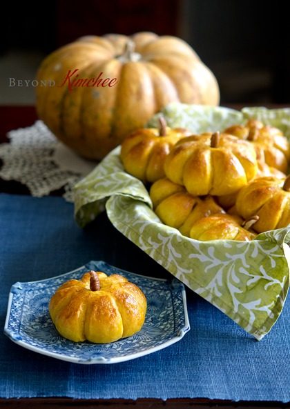 mini pumpkin dinner rolls on Thanksgiving table 2025