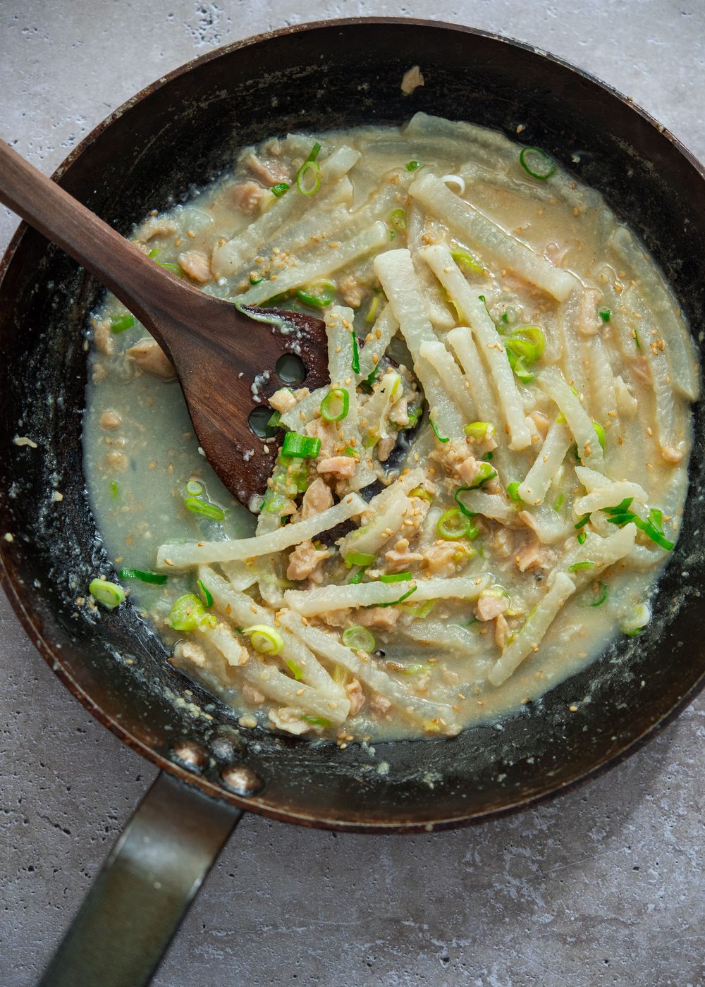 Korean radish with clams in a skillet.