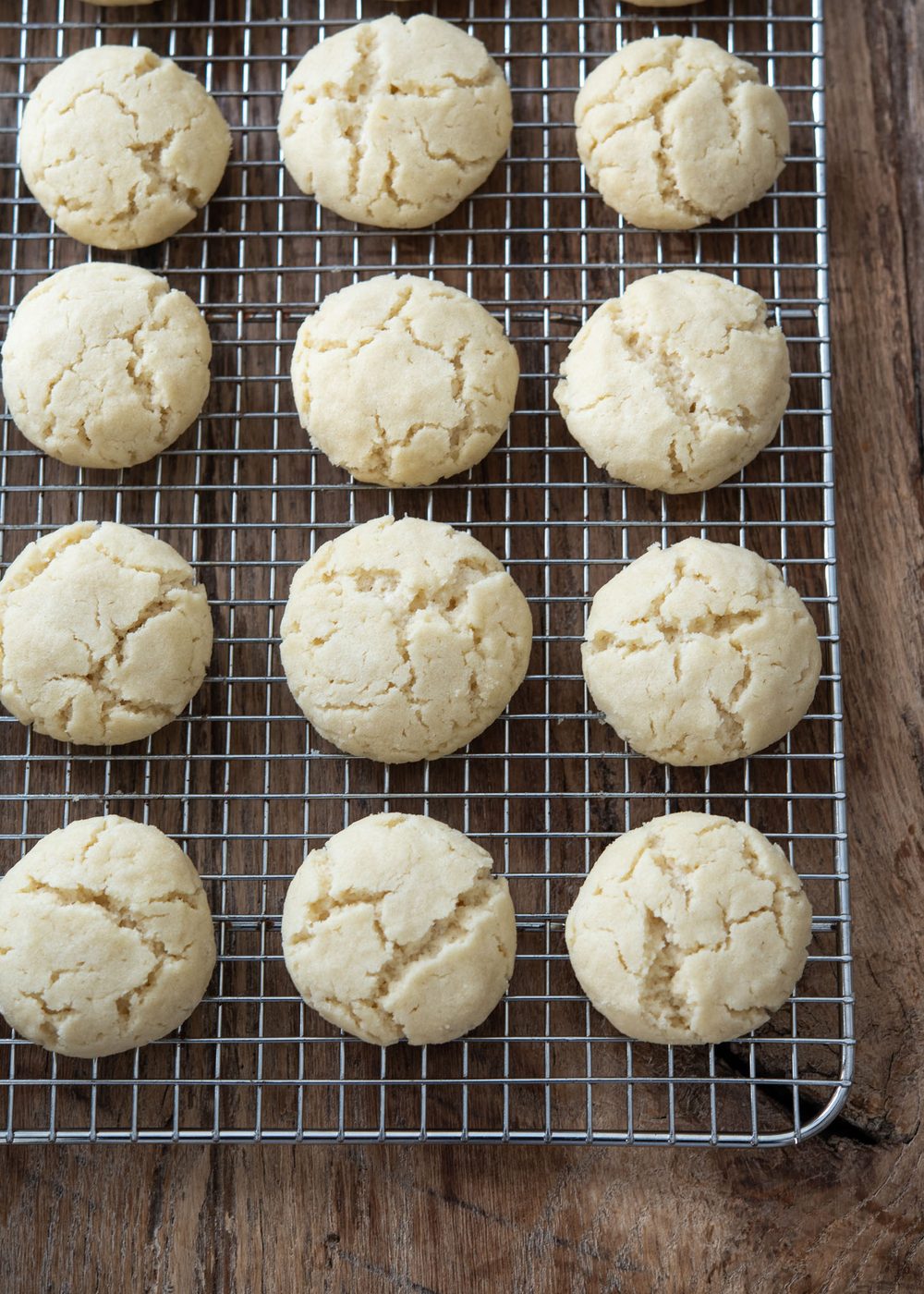 Swedish dream cookies are being cooled on a wire rack.
