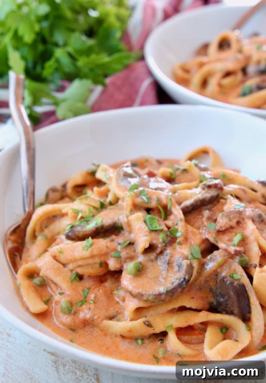 Pasta Boscaiola: Creamy Forest Mushrooms & Smoked Bacon 3 Creamy boscaiola sauce with pasta in bowl with fork