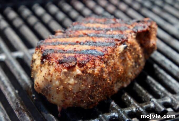 Grill Like a Pro: 10 Secrets for Perfect Flavor 3 Close-up of a perfectly grilled steak with diamond sear marks